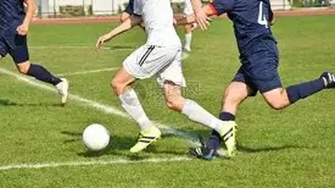 德国队集体低头，格纳布里却笑场，小狮子竭力忍笑